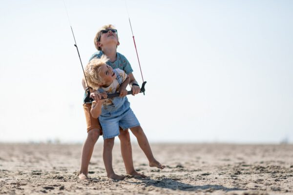 kinderen samen vliegeren