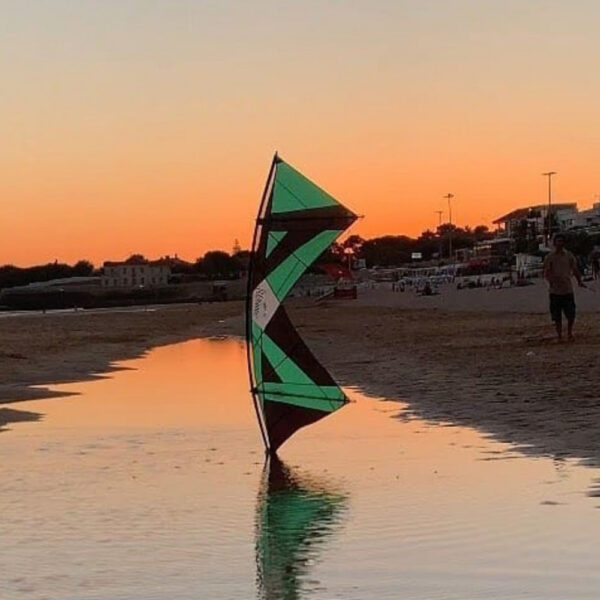 revolution kite bij zonsondergang